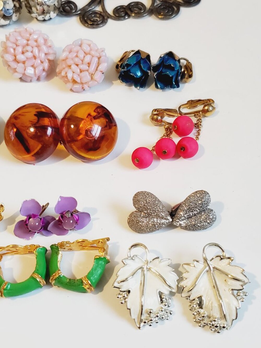 28 Pair of clip on Earrings , items # B-1002-1029, . wt. 289 grams. - Picture 5 of 16